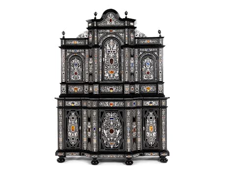 Kabinettschrank im Renaissance-Stil